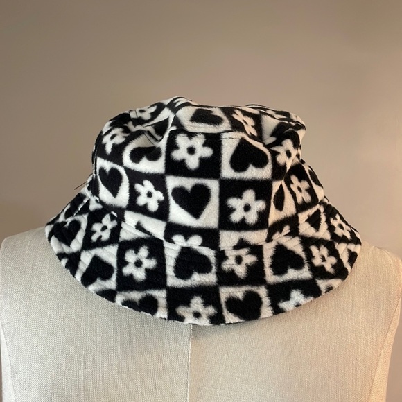 H&M NWOT hearts and flower checkered bucket hat black white fleece sweat band OS - Picture 2 of 9